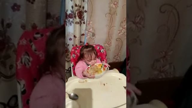 Диана Кривега кушает суп бабушки Светы.