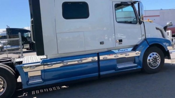 2018 VOLVO VNL780 SLEEPER