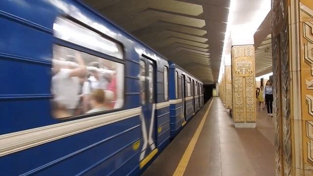 Минск. Метропоезд «Номерной» на станции «Площадь Якуба Коласа». 28 июня 2022 смотреть онлайн