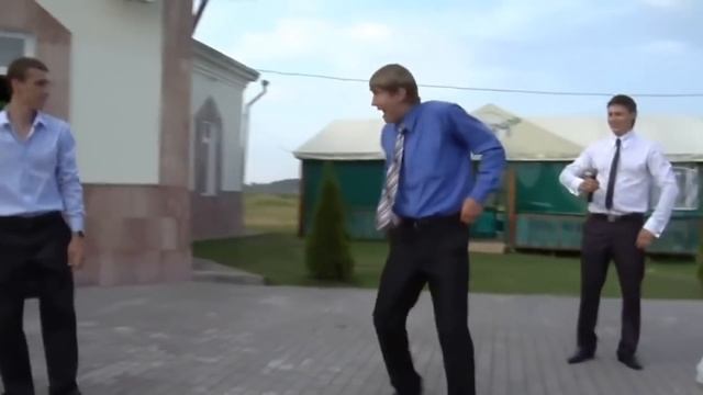 Друг на свадьбе всех удивил смотреть онлайн