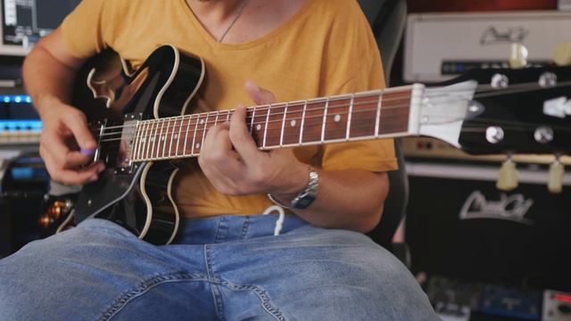 Hollow body and Semi Hollow body guitars. STUNNING ONES! - StrumentiMusicali.net смотреть онлайн