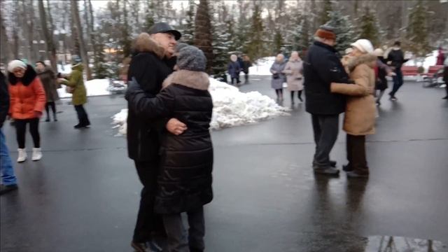 СТРАШНО СИДЕТЬ ОДНОЙ!ТАНЦЫ В ПАРКЕ ГОРЬКОГО смотреть онлайн