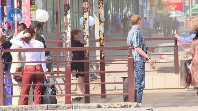 Мусорит на улице. Социальный эксперимент. Человеческий фактор смотреть онлайн