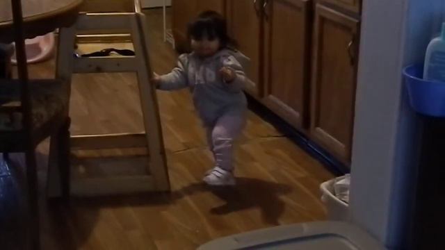 Sarah dances in the kitchen смотреть онлайн