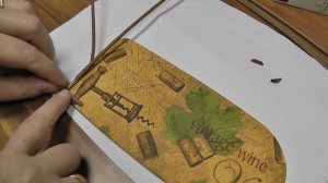 Крепим стойки к донышку степлером. Плетение из газетных трубочек