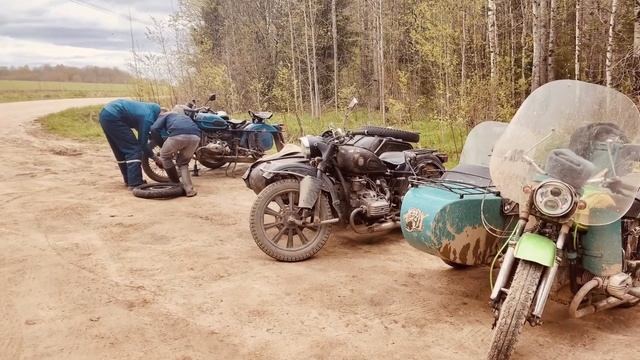 Весенние покатушки на Уралах и Днепрах по деревням и старым дорогам смотреть онлайн