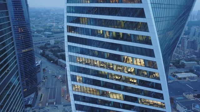 Два Квадрокоптера над Москва Сити. Летим за Tesla modex X. 4K UHD смотреть онлайн