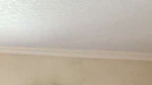 Как одному поклеить обои на потолок.