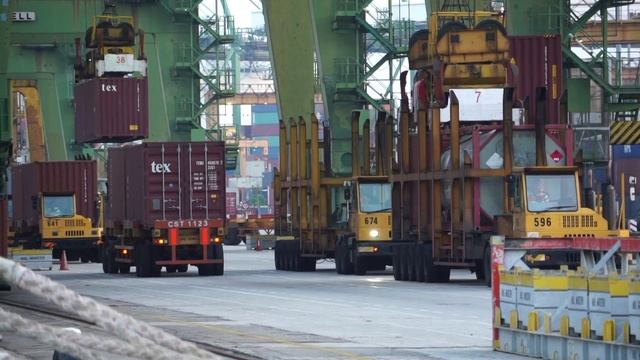 Singapore, Tanjong Pagar Terminal, loading of container ship Mol Modern смотреть онлайн