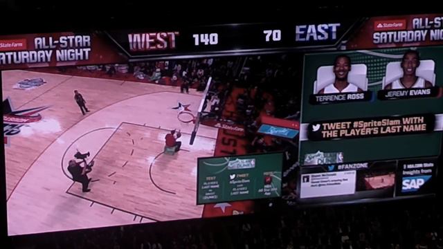Jeremy Evans dunks over a teammate at the 2013 NBA All-Star Slam Dunk Competition смотреть онлайн