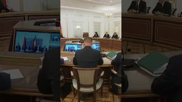 ЛУКАШЕНКО - КО МНЕ ЗАХОДЯТ БЕЗ НАМОРДНИКОВ, НЕ ИЗДЕВАЙТЕСЬ НАД ЛЮДЬМИ. смотреть онлайн