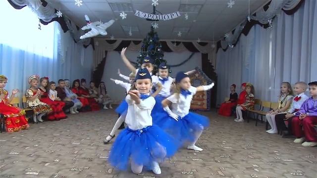 Танец стюардесс.mp4 смотреть онлайн