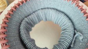 Вязальная машина и уютная голубая шапка. #knitting #sentro #knittingmachine #hobby #cozy