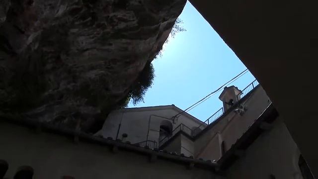 10. Аббатство монахов-бенедиктинцев в Кава-де-Тиррени (Италия) ABBAZIA BENEDETTINA DELLA SS.TRINITA смотреть онлайн