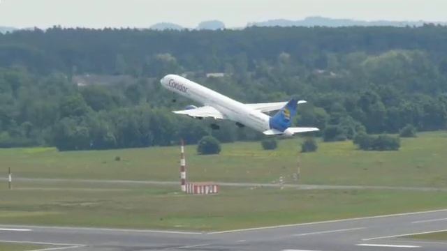 Tower view of an Condor B757 departure at Cologne airport (CGN) смотреть онлайн