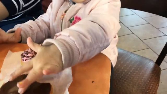 Севиль кушает американские донатсы( пончики) смотреть онлайн