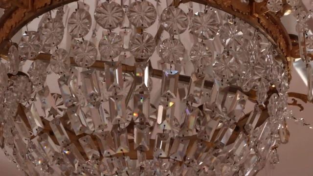 Обеспыливание люстр в Павловском дворце