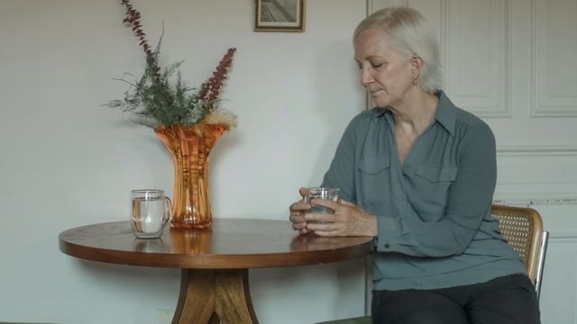 Свекровь достала с того света лежачую невестку, а войдя в дом побледнела, увидев такую благодарност смотреть онлайн