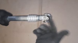 Как снять рулевой вал - рулевой карданчик БМВ е60. Стук в руле.