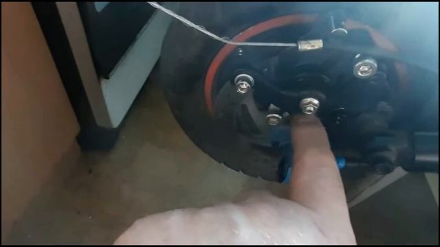 Меняю задний дисковый тормозной суппорт колодки, тормозной диск 140 мм