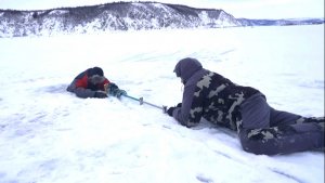 ПРОВАЛИЛСЯ ПОД ЛЕД? ЧТО ДЕЛАТЬ? (действия рыбаков на льду)