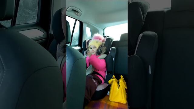 Ариша поёт в машине ))) смотреть онлайн