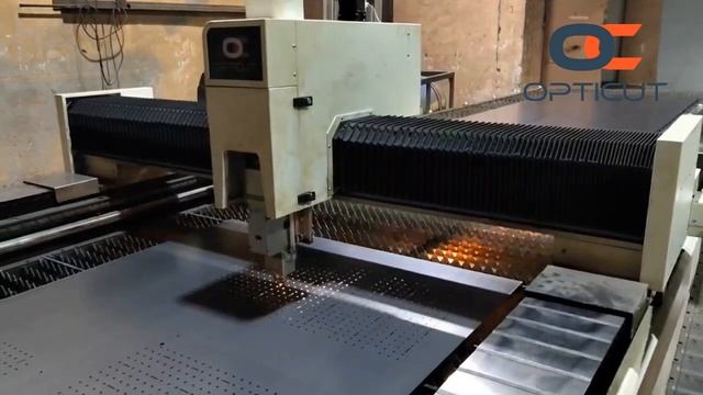 Демонстрация работы оптоволоконного лазерного станка для резки металла  OPTICUT OC 3015A