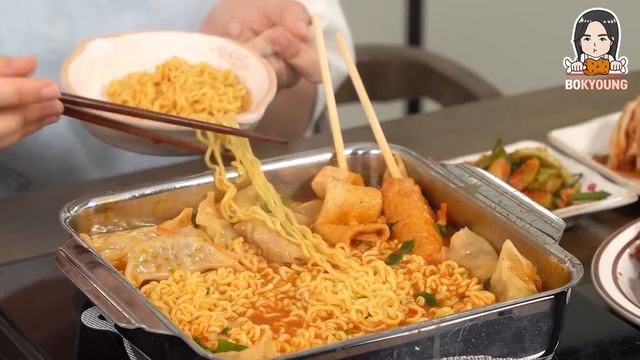 요리 먹방 :) 만두 듬뿍 열라면에 반반 닭강정, 꼬마 참치김밥, 찐빵~. смотреть онлайн