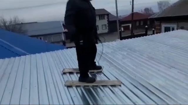 Ходьба на "лыжах" по крыше) смотреть онлайн