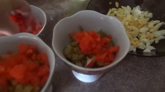 Салат с черносливом и куриным мясом и грецкими орехами. Рецепт от Джулии. смотреть онлайн