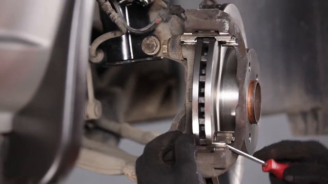 Wie MERCEDES VITO W639 Bremsscheiben und Bremsbeläge wechseln [AUTODOC TUTORIAL] смотреть онлайн