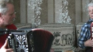 Над рекой калина спелая.