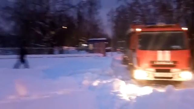 Пять человек на снегоходах провалились под лед на Москве-реке смотреть онлайн