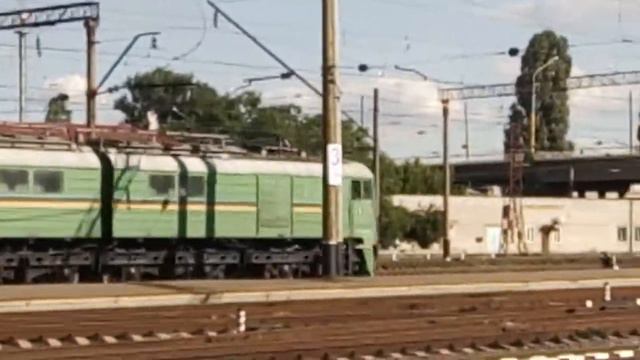 Электровоз ВЛ8М с элеваторным поездом смотреть онлайн