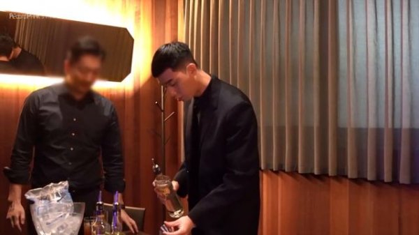 [Track 08] 박서준이 칵테일바 알바생?! 일일 바텐더 체험기 (ENG)