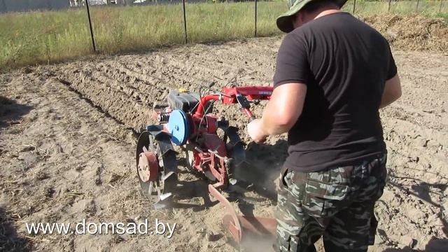 Глубокая вспашка мотоблоком "Салют 100". Плуг от МТЗ. смотреть онлайн