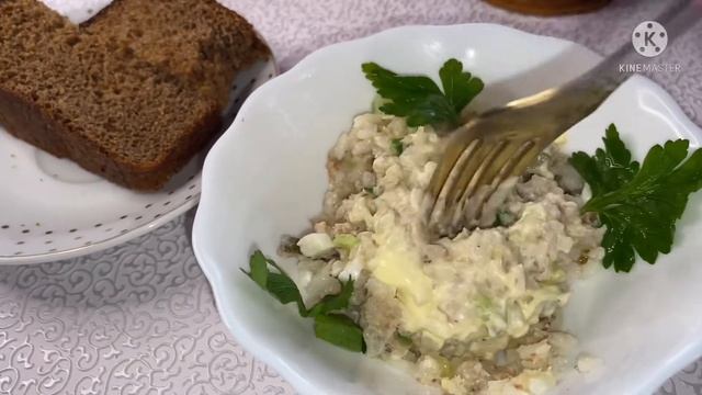 Влог или Мукбанг с супом гречневым из консервы, салат египетский.  Муся играется.30 января 2022 г.