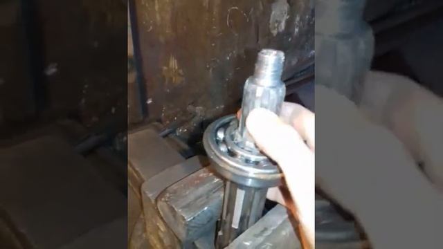 Самодельная трансмиссия .Первая нарезка на фрезерном приспособлении. смотреть онлайн