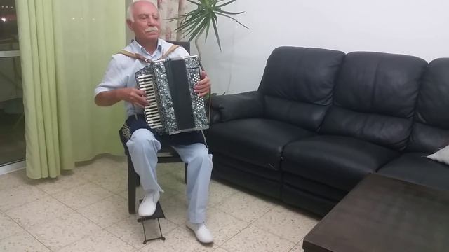 Рафаилов Рафой играет для внуков в Израиле смотреть онлайн