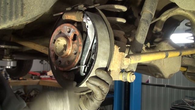 ЗАМЕНА ЗАДНИХ ТОРМОЗНЫХ КОЛОДОК ВАЗ 2106 (КЛАССИКА) смотреть онлайн