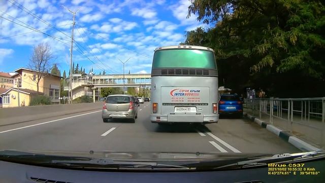 А620КМLPR. Остановка на полосе движения вторым рядом около автобусной остановки. смотреть онлайн