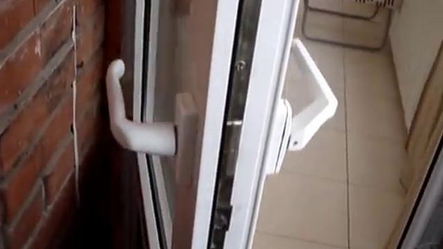 Двухсторонняя балконная ручка на пластиковой двери смотреть онлайн