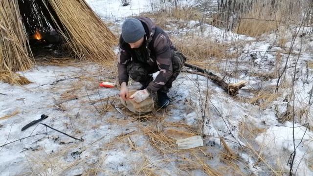 КАК УТЕПЛИТЬ ШАЛАШ. Поход в шалаш.Кормушка для птиц. Пытался утеплить шалаш стрейч пленкой. смотреть онлайн