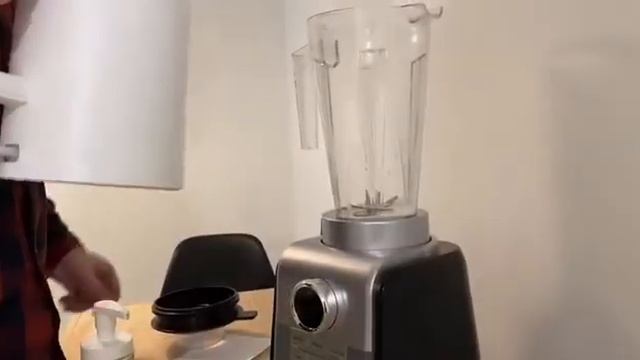 Чистим блендер Wollmer L360 после бананового молочного коктейля смотреть онлайн
