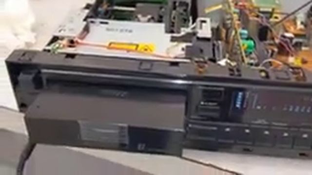 Look inside Kenwood DP-M107R compact disc player, with 6 disc changer, circa 1988 смотреть онлайн