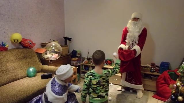 Дед Мороз в гостях у Миши - Новый Год 2020 смотреть онлайн