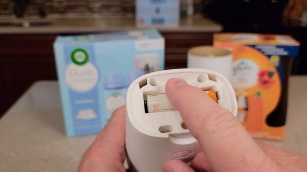 Air Wick vs Glade Automatic Air Freshener Spray    Why Glade is BETTER?