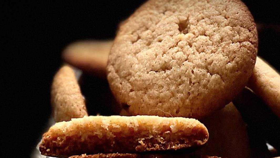 Рассыпчатое, вкусное медовое печенье на скорую руку. Хрустящее снаружи и мягкое внутри !