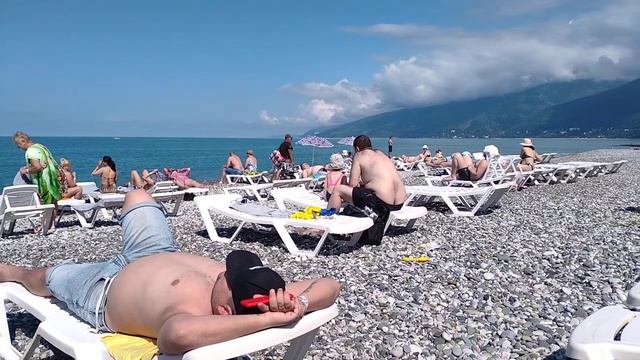 Абхазия. Гагра. Отель Fun & Sun Family Жоэквара. Торговец на пляже. смотреть онлайн