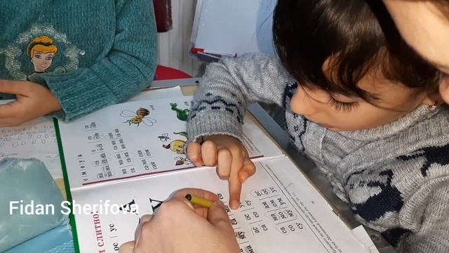 Rus dili oyren.Как научить ребенка соединять буквы в слоги.Учительница учить читать по слогам. смотреть онлайн
